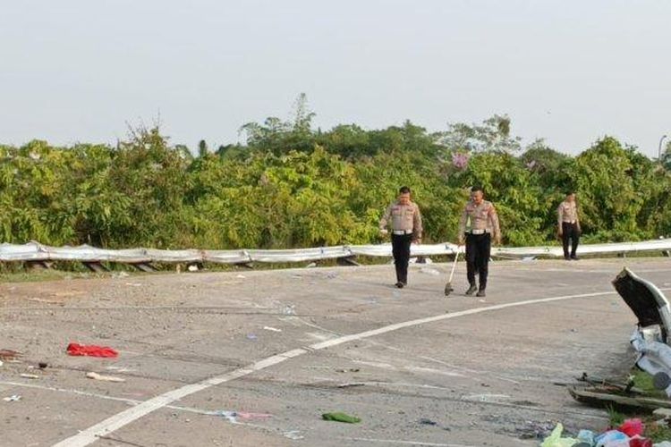 Polisi melakukan olah TKP kecelakaan bus Handoyo di Tol Cipali. Olah TKP digelar Sabtu (16/12/2023).