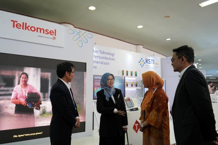 Stan Telkomsel di ajang KSTI 2025 menampilkan enam kapabilitas AI unggulan yang telah diimplementasikan di berbagai sektor dan memberi dampak positif terhadap ekonomi. 