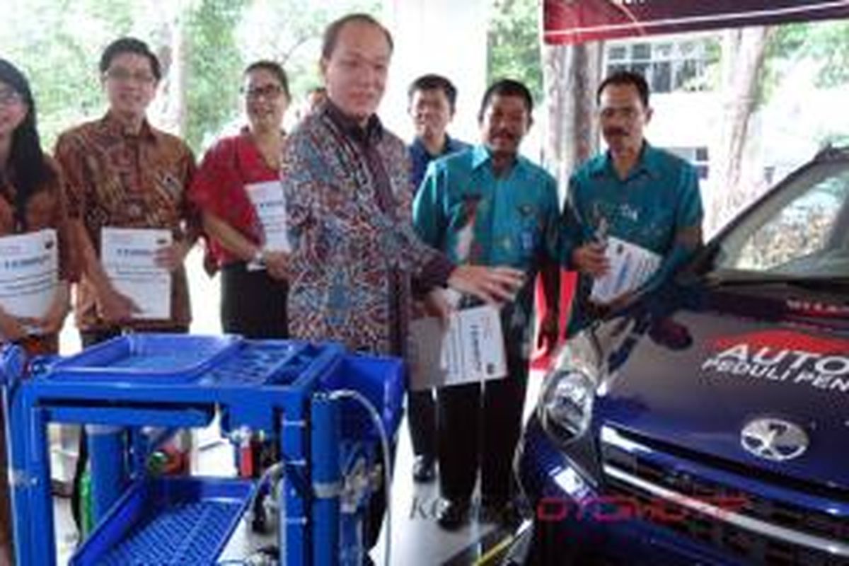 Soeparno Djasmin (tengah) bersama direksi Toyota Indonesia menyumbangkan Agya ke SMK.