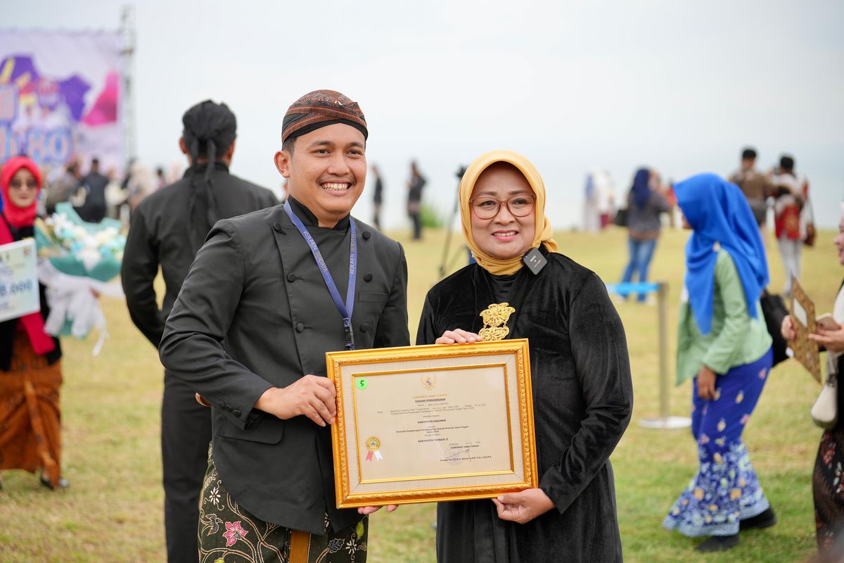 Kabupaten Kebumen yang diwakili oleh Bupati Lilis Nuryani menerima penghargaan dua penghargaan sekaligus dari Pemprov di Jawa Tengah usai Upacara Peringatan Hari Jadi Ke- 80 Provinsi Jawa Tengah  di lapangan Kawasan Indua pendustri Terpadu Batang (KTB) Kabupaten Batang, Selasa (19/8/2025). 