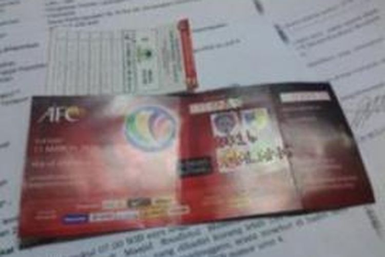 Panwaslu Kabupaten Malang mengantongi bukti stiker dan tiket pertandingan Arema lawan Hanoi T&T yang dibagikan di halaman Kantor Partai Golkar, Selasa (11/3/2014).