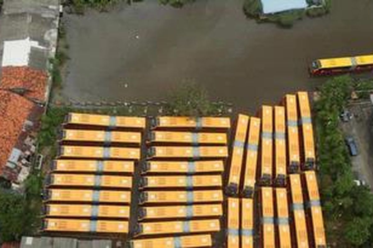 Pool Bus Transjakarta di jalan Daan Mogot terendam banjir, Jakarta, Rabu (16/1/2013) Lewat pantauan udara bersama Polisi Udara Polda Metro Jaya dengan pilot Akp Ali Hasby, penerbang Suparno, dan Mekanik Briptu Agus Tri, dan TMC  Akp M.Salim Margie, tampak sejumlah lokasi di Das Sungai Ciliwung, dan Sungai Pesanggrahan terendam. Kemacetan tak terhindarkan di sejumlah ruas jalan. 