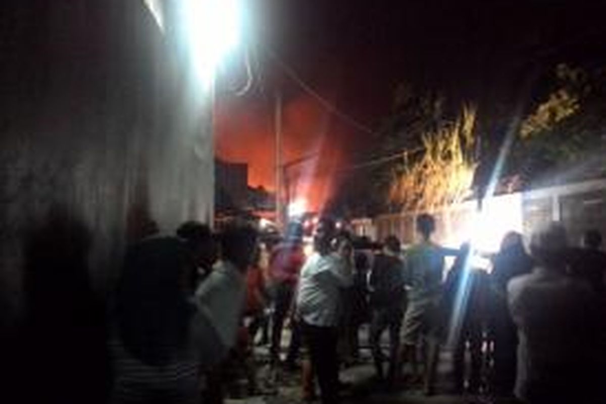 Kebakaran di PT Bina Karya Bima, Bekasi Utara, Jumat (24/10/2014) malam.