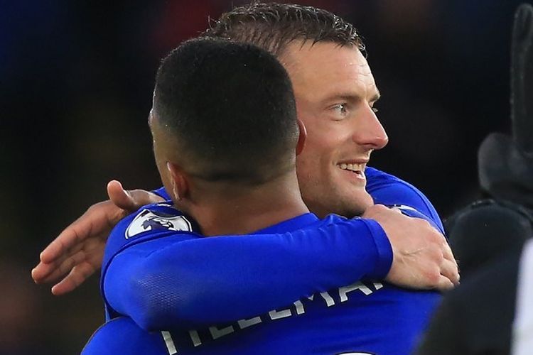 Youri Tielemans (depan) menyelamati Jamie Vardy yang mencetak gol pada pertandingan Leicester City vs Newcastle United di Stadion King Power, 29 September 2019. 