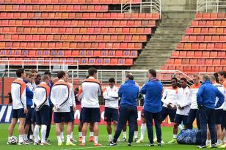 Skuad timnas Belanda melakukan latihan di Paulo Machado de Carvalho Stadium, di Sao Paulo, pada 8 Juli 2014 sebagai persiapan menghadapi Argentina di semifinal Piala Dunia 2014, Rabu (9/7/2014).