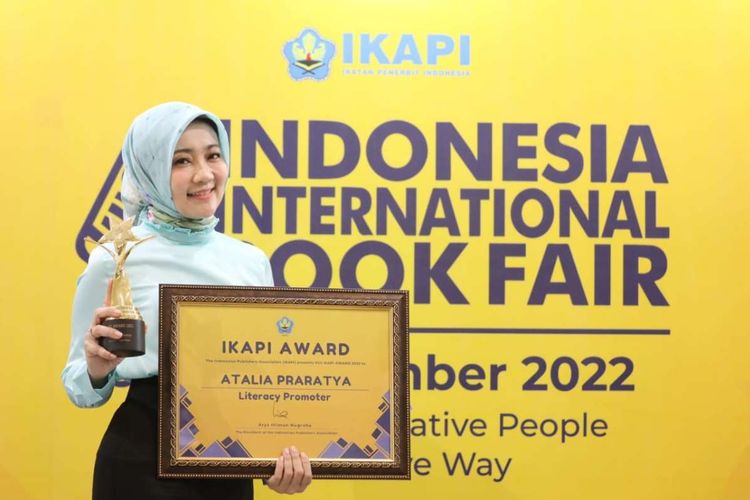 Atalia Praratya saat meraih penghargaan dari Ikatan Penerbit Indonesia dalam kategori Promoter Literacy. 