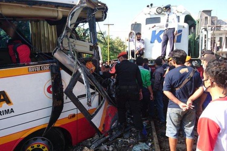 Kondisi bus PO Harapan Jaya yang tertabrak kereta api di Tulangagung, Jawa Timur, Minggu (27/2/2022).