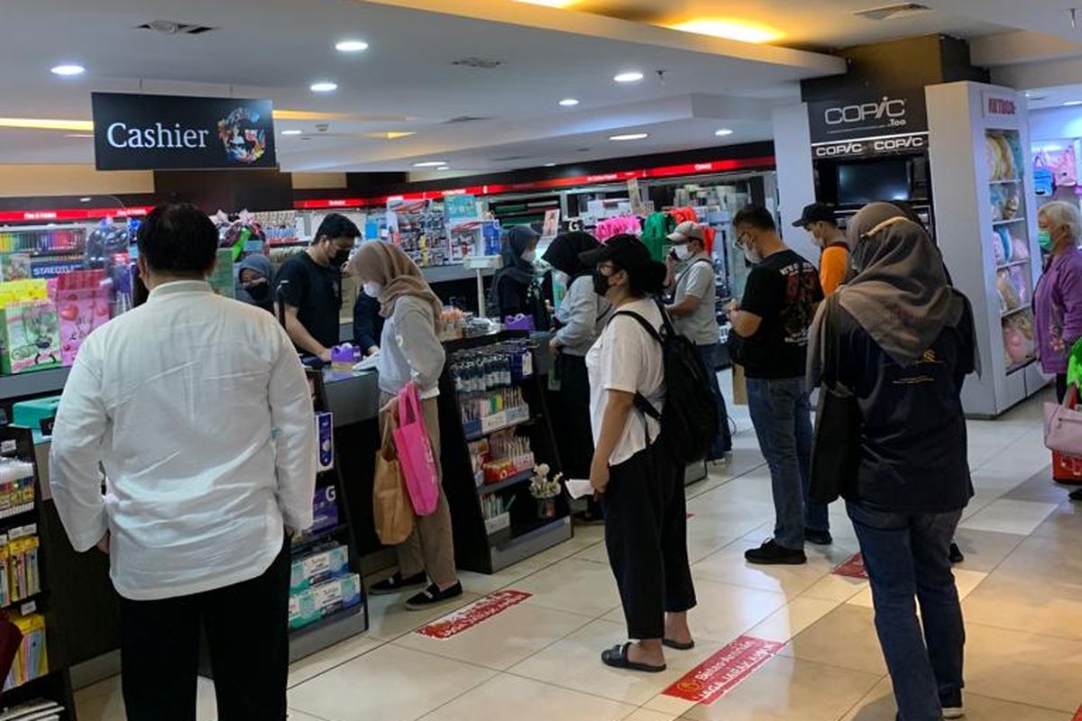 Pengunjung Gramedia Matraman saat mengantre di kasir pada Minggu (12/6/2022).