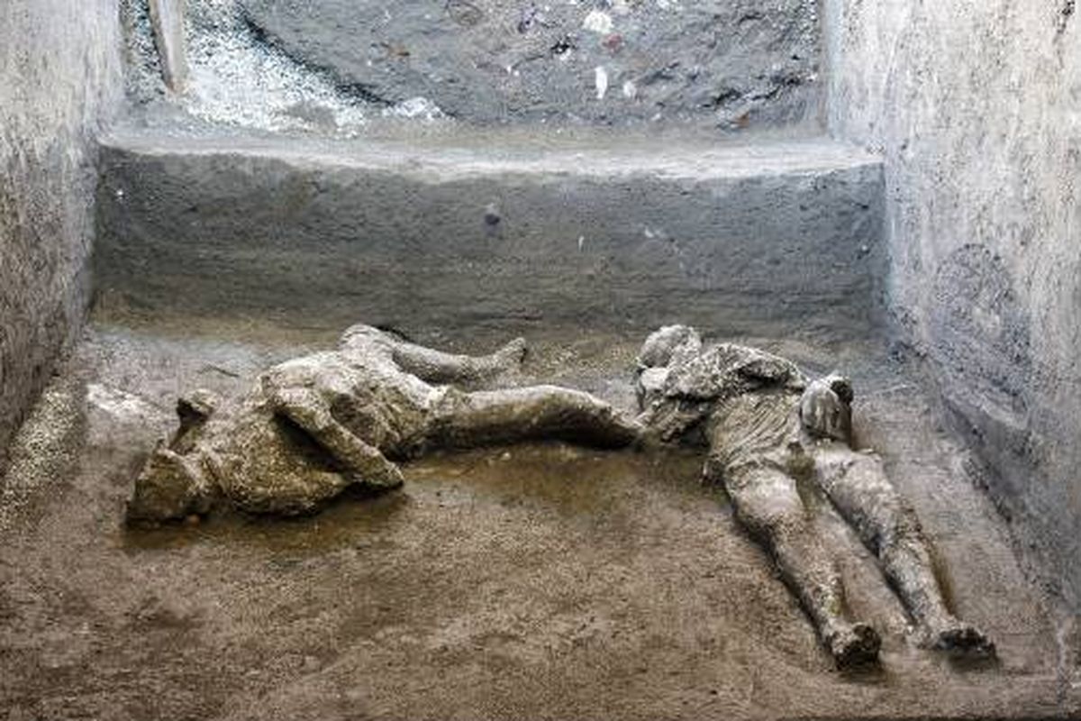 Sisa tulang-belulang dari dua jasad lelaki yang diduga merupakan majikan dan budaknya yang menghindari dari letusan Gunung Vesuvius ini ditemukan di Pompeii baru-baru ini. (Sumber: )
