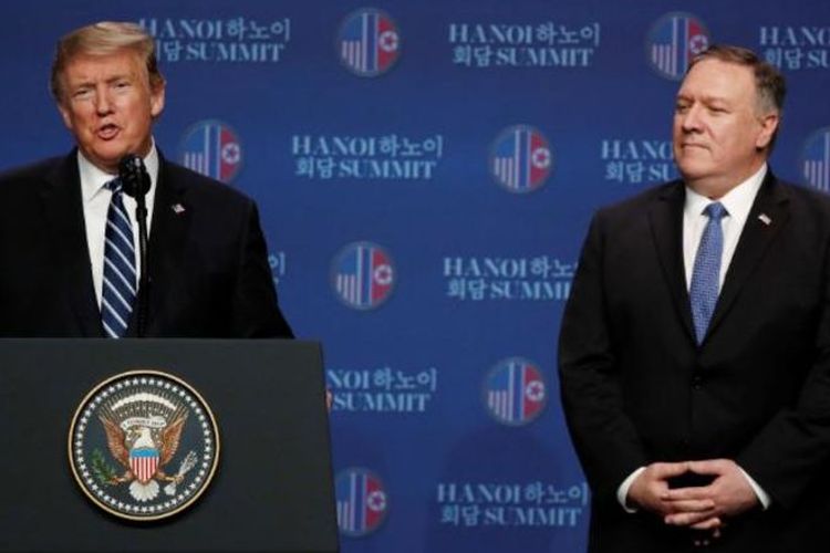 Presiden Amerika Serikat Donald Trump didampingi Menteri Luar Negeri Mike Pompeo dalam konferensi pers seusai pertemuan dengan Pemimpin Korea Utara Kim Jong Un di Hanoi, Vietnam, Kamis (28/2/2019).