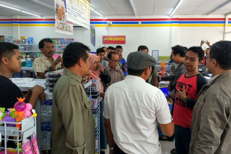 Tim gabungan dari DPRD dan Pemkot Probolinggo sidak ke minimarket. Dua minimarket disegel oleh Satpol PP lantaran izinnya tidak lengkap.