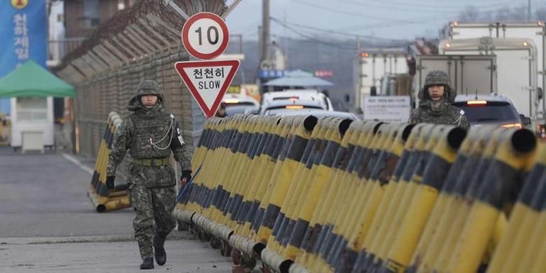 Tentara Korea Selatan berjalan di jembatan unifikasi yang mengarah ke zona demiliterisasi, di area kantor bea cukai, imigrasi, dan karantina di dekat desa perbatasan Panmunjom, Paju, Korea Selatan, Kamis (11/2/2016).