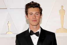 Jadi Presenter di Oscar 2022, Shawn Mendes Kenakan Tuxedo Klasik 