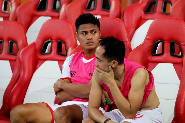 Pemain Madura United, Fachrudin Aryanto (kiri).