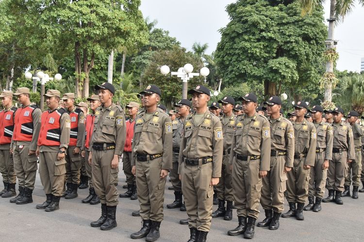 Anggota Satpol PP yang bersiaga di sejumlah lokasi Surabaya, Rabu (24/4/2024).