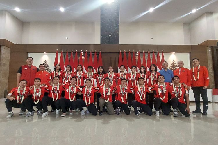 Tim Piala Thomas dan Uber Indonesia berfoto bersama setelah tiba di Terminal 3, Bandara Internasional Soekarno-Hatta, Tangerang, Banten, Senin (6/5/2024). Tim bulu tangkis putra dan putri Indonesia sama-sama membawa pulang gelar runner-up usai mentas dalam ajang Thomas dan Uber Cup 2024 di Chengdu, China, pada 29 April-5 Mei 2024. 