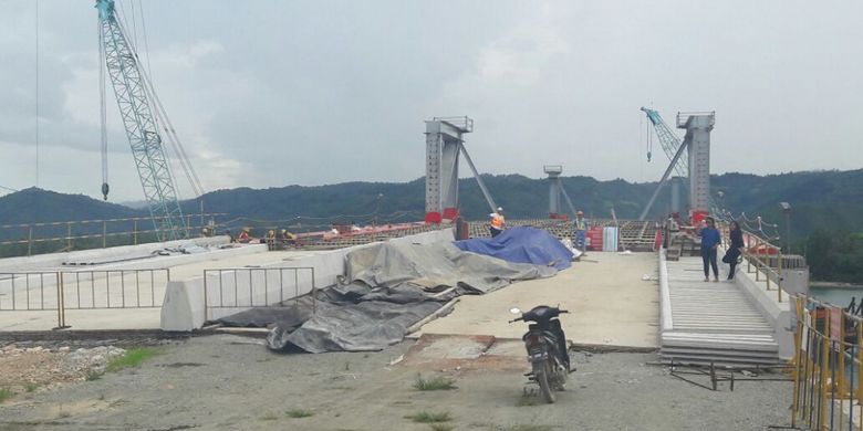 Konstruksi Jembatan Holtekamp di Jayapura per 14 November 2017.