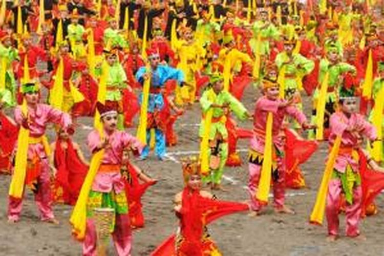 Perhelatan Paju Gandrung Sewu di pantai Banyuwangi, Jawa Timur, Sabtu (23/11/2013) sore.
