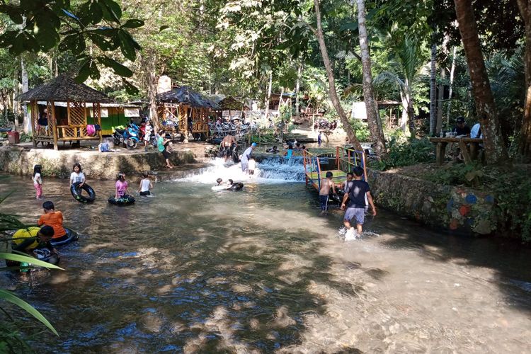 Pengunjung menikmati kesegaran air di Kali Odo Desa Gedangan Kecamatan Tuntang Kabupaten Semarang