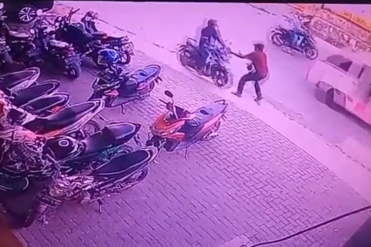 Tangkapan layar video rekaman CCTV minimarket terkait upaya pencurian yang digagalkan juru parkir.