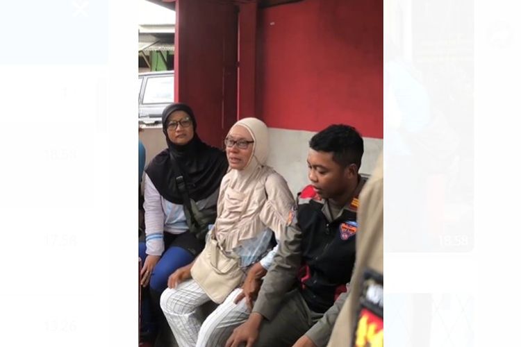 Tangkapan layar video Dinsos Kota Bogor mengamankan ibu pengemis yang memaksa warga bersedekah.