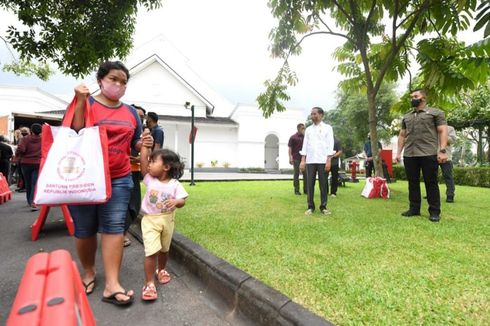 Tiba di Yogyakarta, Jokowi Bagikan Sembako untuk Masyarakat