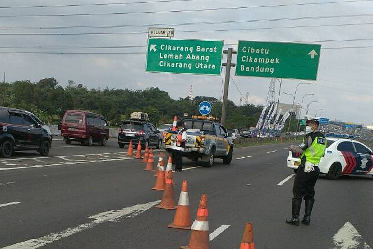 Situasi contra flow di ruas tol Jakarta-Cikampek, Minggu (25/6/2017).