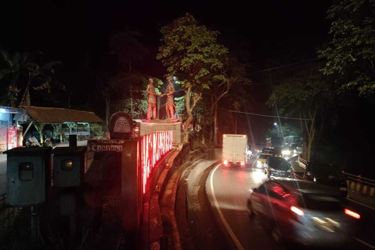 Jalur Cadas Pangeran macet imbas perbaikan jalan di Simpang, Pamulihan, Sumedang, Jawa Barat, Jumat (8/10/2021) malam. AAM AMINULLAH/KOMPAS.com