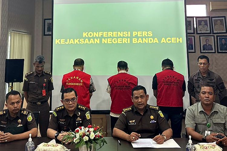 foto dok, penyidik Kejari Banda Aceh; Tiga tersangka yang diduga terlibat dalam tindak pidana korupsi pengadaan buku adat aceh ditahan.