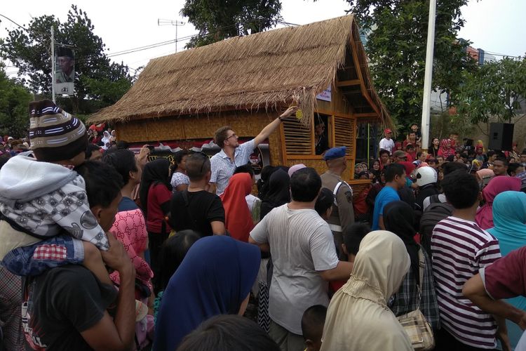 Kemeriahan peringatan Kemerdekaan RI ke-72 di Kabupaten Purwakarta. Tak hanya warga Purwakarta, wisatawan asing juga ikut dalam perayaan yang digelar Kamis (17/8/2017).