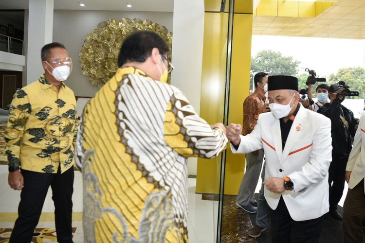 Presiden Partai Keadilan Sejahtera (PKS) Ahmad Syaikhu menemui Ketua Umum Partai Golkar Airlangga Hartarto di kantor Partai Partai Golkar, Jakarta, Kamis (29/4/2021). 
