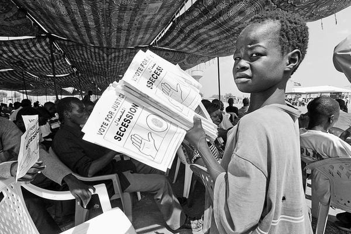 Gambar dari Misi PBB di Sudan (United Nations Mission in Sudan/UNMIS) dipegang anak Sudan selatan, Jumat (7/1). Negara itu akan melakukan referendum pada Minggu ini.