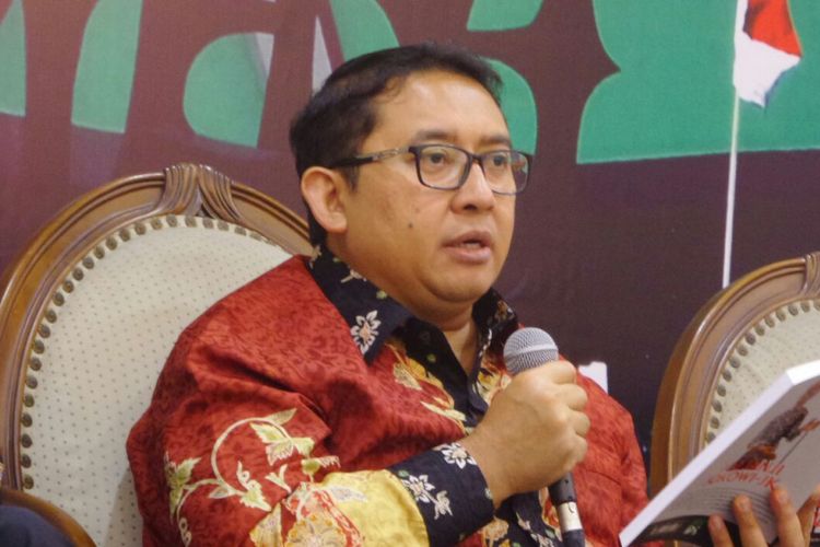 Wakil Ketua DPR RI Fadli Zon saat membacakan isi buku 100 janji Joko Widodo-Jusuf Kalla dalam sebuah acara diskusi di Kompleks Parlemen, Senayan, Jakarta, Jumat (20/10/2017).