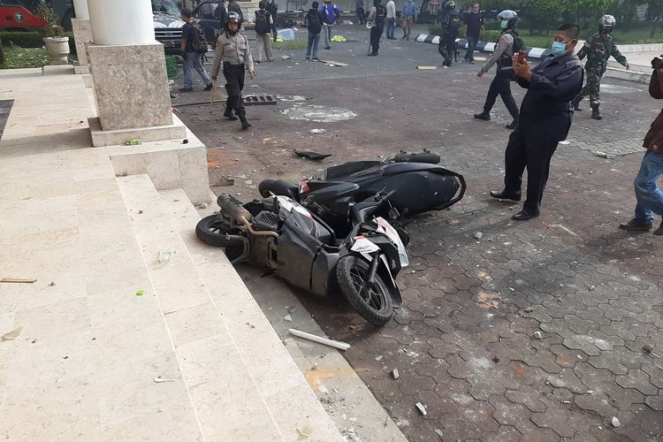 Dua Sepeda motor tampak terguling dan rusak di halaman DPRD DIY. Salah satunya sepeda motor milik Arifin