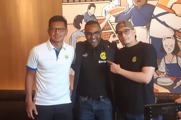 Direktur Persib Bandung Teddy Tjahjono (kiri), perwakilan Borussia Dortmund Suresh Letchmanan (tengah), dan CEO Nine Sport Arif Wicaksono menghadiri konferensi pers di Maikeru Resto, Senopati, Jakarta, Selasa (1/11/2022) sore WIB.