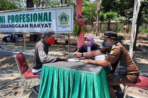 Tidak Pakai Masker, Puluhan Warga Gresik Didenda Rp 150.000 dan Gali Kubur untuk Pasien Covid-19