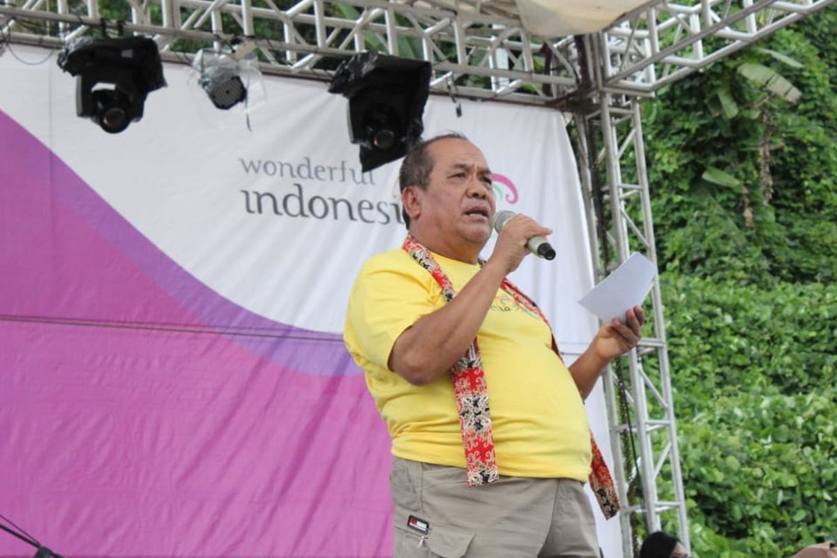 Kepala Dinas Pariwisata Kabupaten Sanggau, Fransiskus Meron menjelaskan tentang Air Panas Sipatn Lotup 