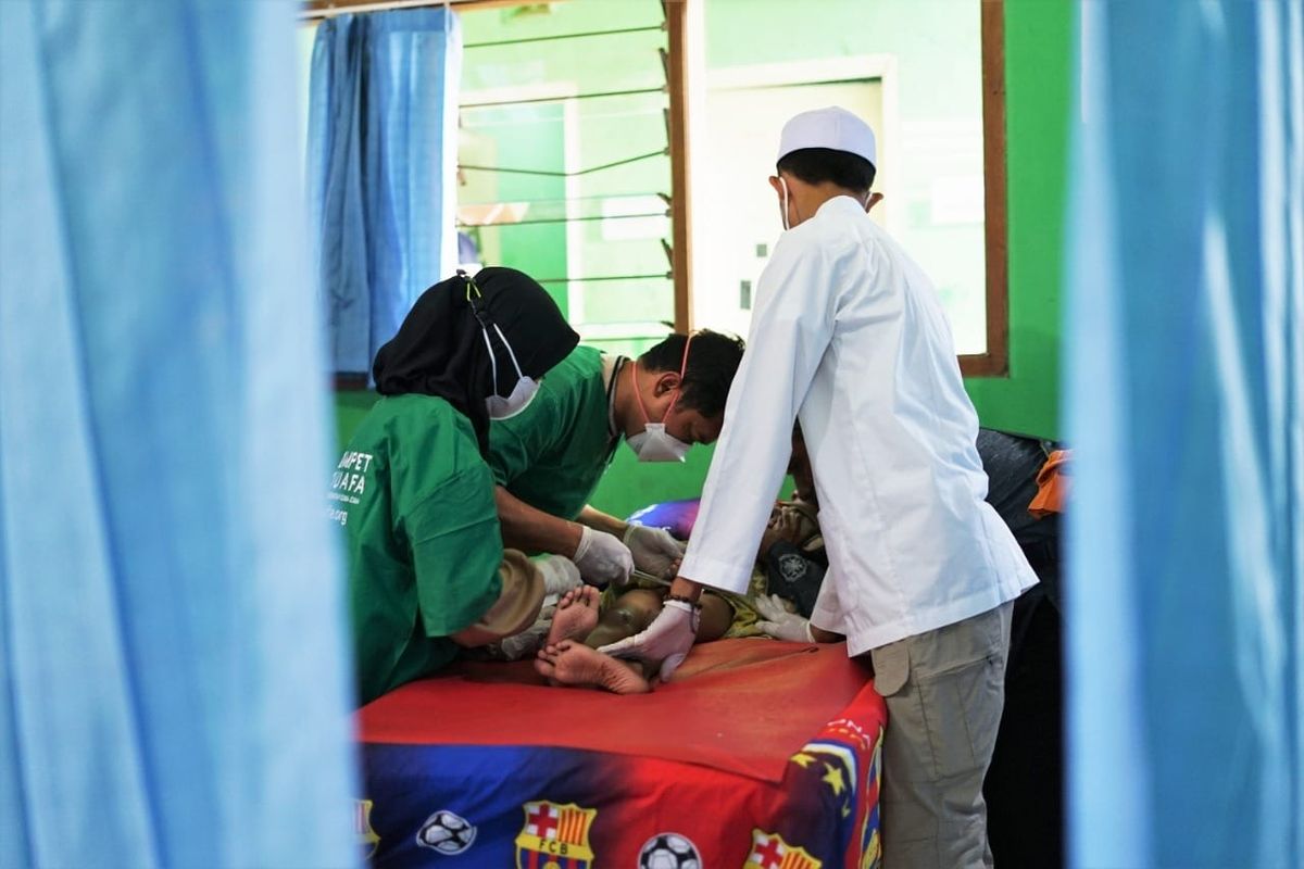Peringati Idul Yatama (lebaran yatim) yang jatuh pada 10 Muharram, Dompet Dhuafa menggelar khitanan massal untuk anak-anak yatim di kawasan Kabupaten Bogor, Kamis (19/8/2021).

