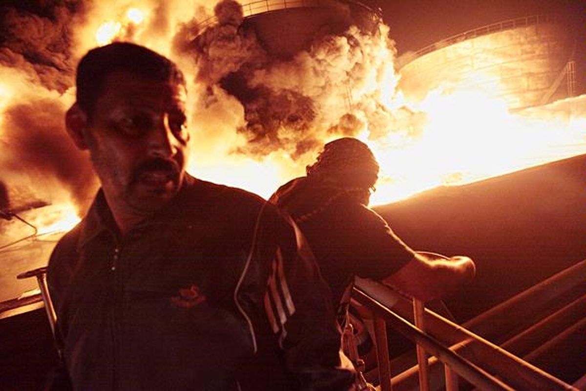 Orang-orang Libya hanya bisa mengawasi ketika depot bahan bakar di kota nomor tiga terbesar di Libya, Misrata, dihancurkan pasukan pro-Khadafy, Sabtu (7/5). Pasukan Libya juga menabur ranjau-ranjau laut dari helikopternya di pelabuhan Misrata.