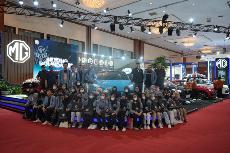 Anak muda Indonesia terpukau dengan teknologi MG4 EV
