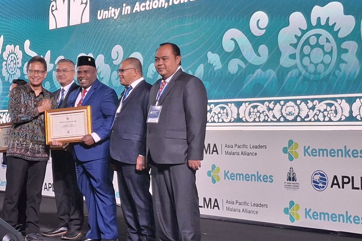 Menteri Kesehatan (Menkes) Budi Gunadi Sadikin saat memberikan penghargaan kepada kepala daerah yang berhasil menekan kasus malaria dalam acara Asia Pasific Leader Summit on Malaria Elimination di Hotel Hilton, Nusa Dua, Kabupaten Badung, Provinsi Bali, pada Selasa (17/6/2025). KOMPAS.com/ Yohanes Valdi Seriang Ginta