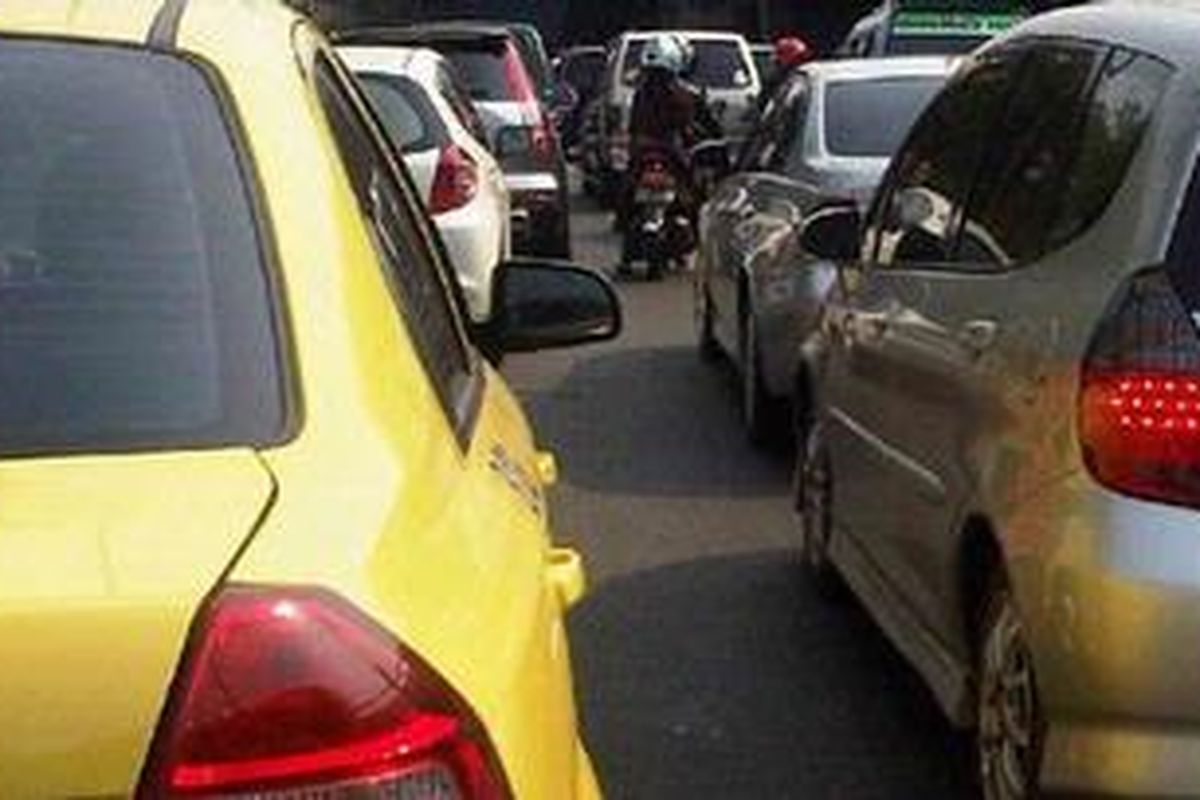 Tiada hari tanpa macet di Jakarta, seperti yang terjadi Minggu (25/9/2011), di Jalan Latumeten, Grogol, Jakarta Barat.