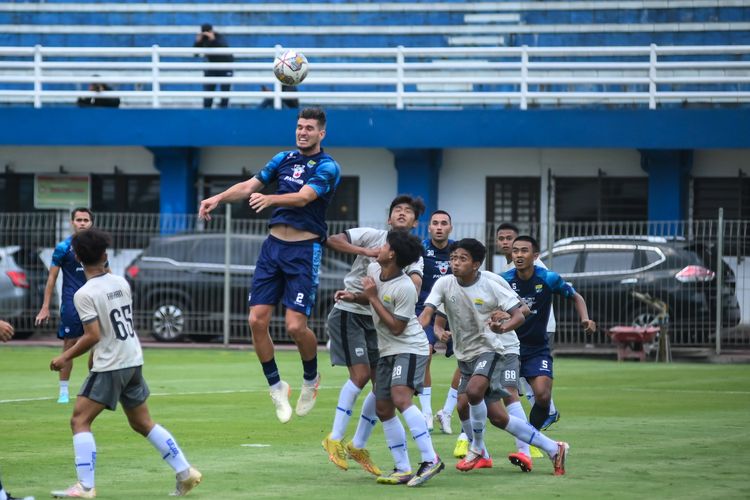 Aksi bek Persib Bandung Nick Kuipers yang berusaha menjangkau bola saat meangsungkan laga uji coba melawan Persib U-21 di Stadion Persib, Sidolig, Bandung, Jumat (9/6/2023) jelang Liga 1 2023-2024. 