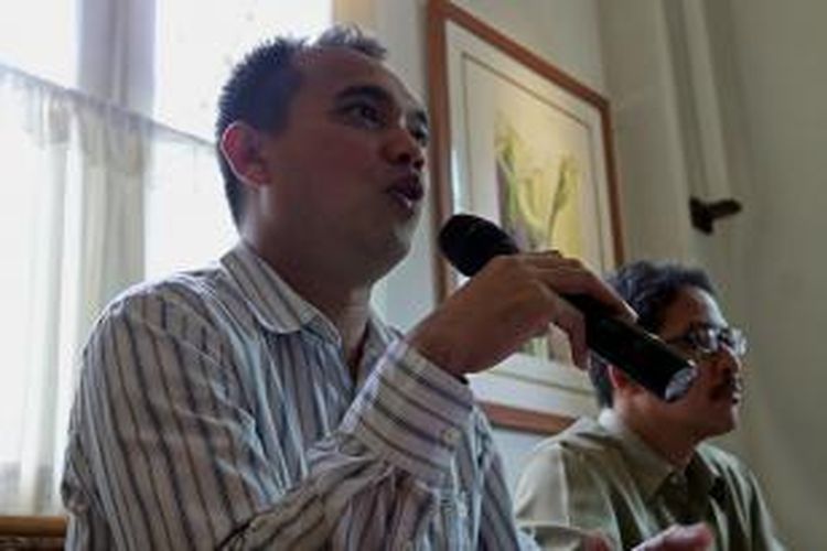 Asep Rahmat Fajar (kiri) sewaktu menjadi Juru Bicara Komisi Yudisial (KY) dalam suatu acara di Gedung KY, Senin (2/5/2011).