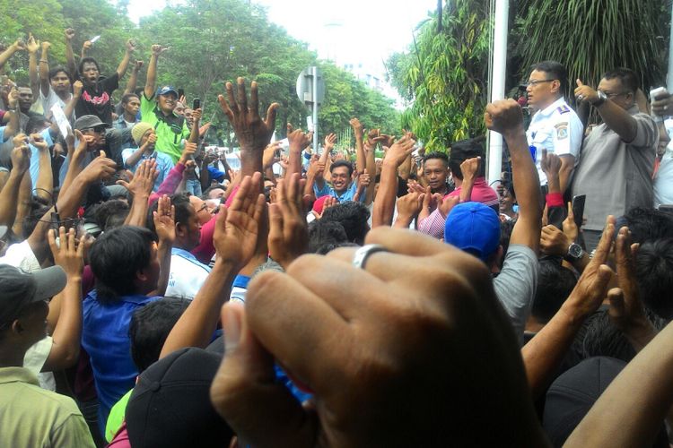 Ribuan sopir taksi dan angkutan kota di Balikpapan, Kaltim, unjuk rasa menuntut ditutupnya operasi dan aplikasi angkutan penumpang berbasis online. Aksi ini berlangsung di depan kantor DPRD Balikpapan.