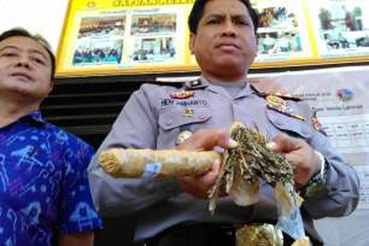 Kapolres Mataram AKBP Heri Prihanto menunjukan barang bukti ganja