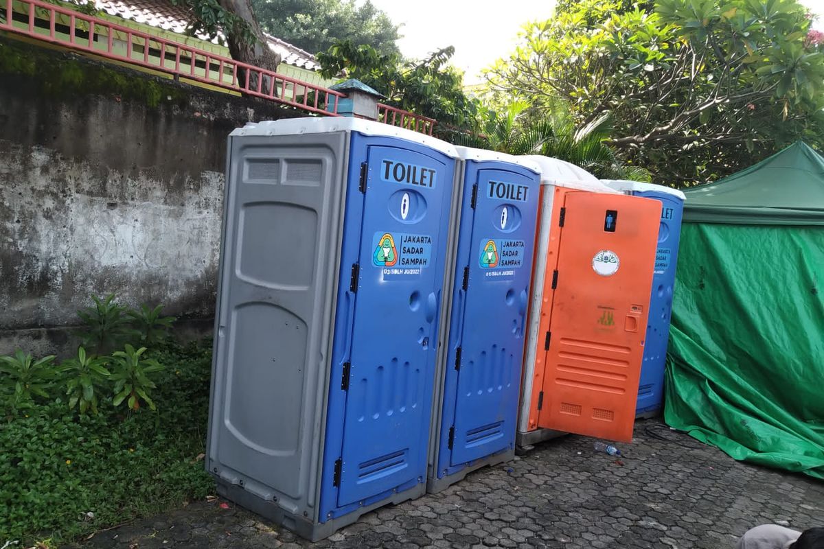 Empat toilet portable yang berada di salah satu tempat pengungsian korban kebakaran Depo Pertamina Plumpang