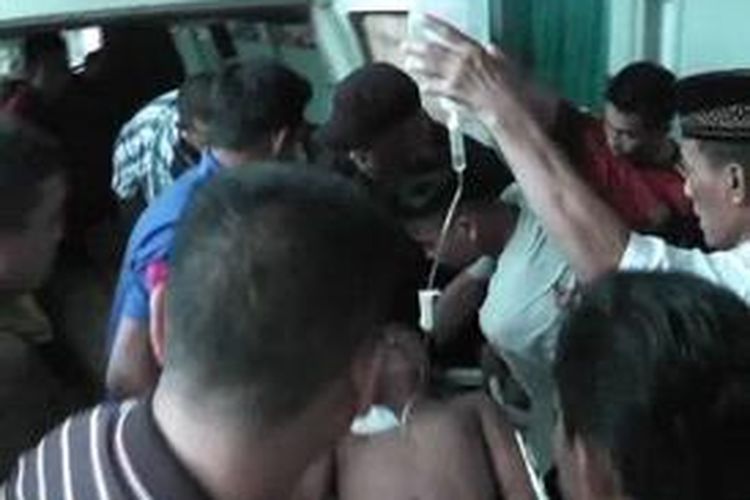 Dua pemuda asal Maros, Sulawesi Selatan bersimbah darah setelah diserang pakai samurai oleh sekelompok pemuda sedesanya. Korban dirujuk ke Rumah Sakit Makassar karena kondisinya kritis.