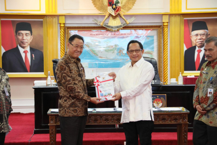 Caption: Mendagri Muhammad Tito Karnavian memberikan Penyerahan Laporan Hasil Pemeriksaan atas Laporan Keuangan Tahun 2022 dari Badan Pemeriksa Keuangan (BPK) untuk Kemendagri dan BNPP di Kantor Pusat Kemendagri, Jakarta, Jumat (14/7/2023)