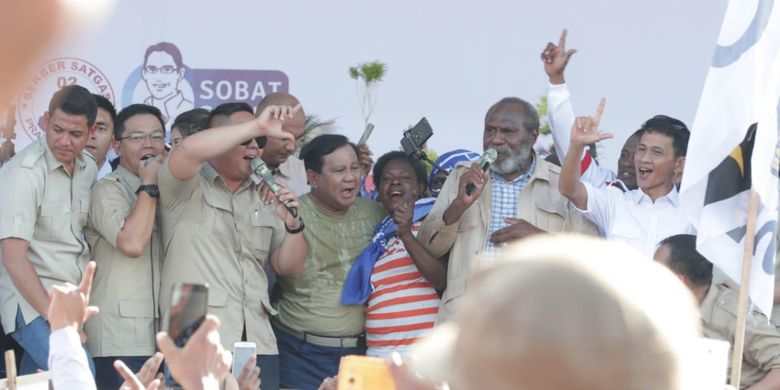 Seusai berkampanye di lapangan Mandala, Kabupaten Merauke, Papua, Senin (25/3/2019), calon presiden nomor urut 02 Prabowo Subianto mengajak seluruh peserta yang hadir menyanyikan lagu Sio Mama.